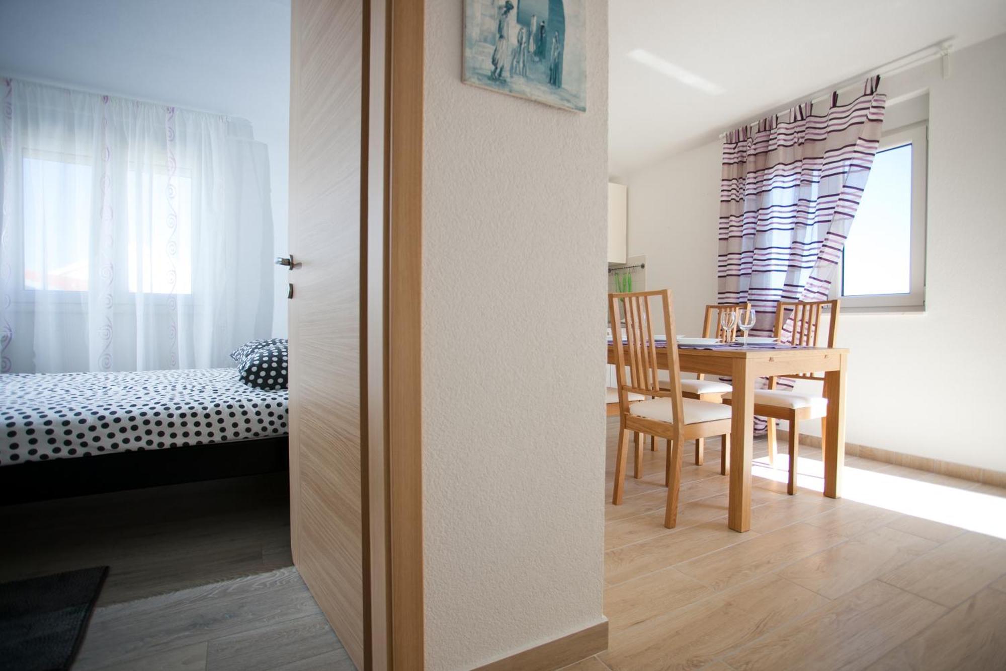 Apartments Medvid Trogir Rum bild